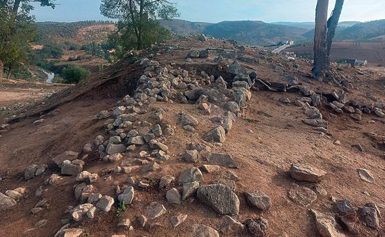  Стената, открита в Уед Бехт, обект в Мароко, който непрекъснато пренаписва историята на Магреб. Разкопките на отбранителното съоръжение в обекта Уед Бехт.