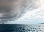 мрачно небе край морски бряг