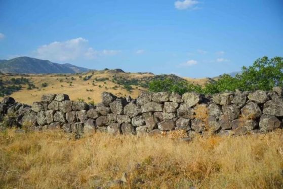 Оцеляла каменна стена на новооткритата крепост близо до село Месджидили в Муш.