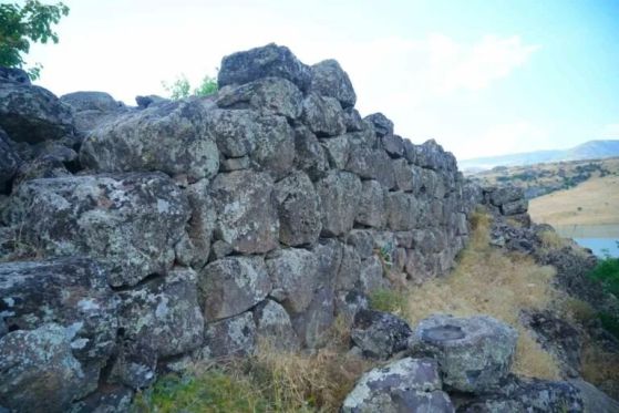 Близък изглед на масивната каменна зидария в новооткритата крепост в Муш.