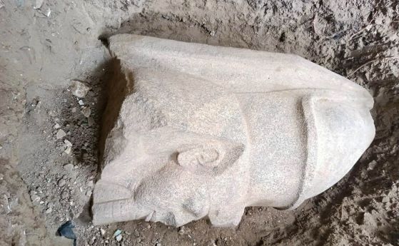 Изглед на 1,60-метровата глава на Рамзес II, показваща двойната корона, символизираща обединението на Горен и Долен Египет.