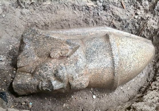 Колосалната гранитна глава на Рамзес II, открита в Бехбейт ел-Хагар в делтата на Нил в Египет
