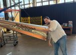 Главният изпълнителен директор и съосновател на Longshot Space Technology Майк Грейс до снаряд за оръдието на компанията.