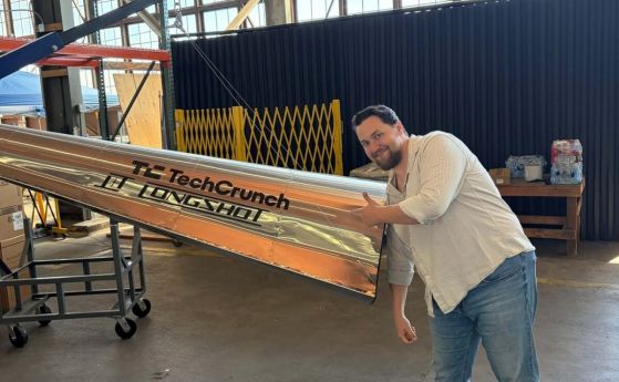 Главният изпълнителен директор и съосновател на Longshot Space Technology Майк Грейс до снаряд за оръдието на компанията.