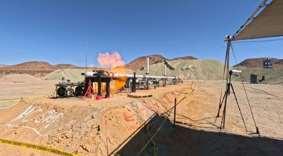 Многоинжекционно оръдие, построено от Longshot Space Technology, на тестов полигон в Калифорния. Кредит: Longshot Space Technology