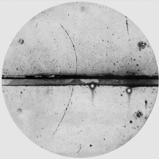 Първото наблюдение на позитрон, следа в облачна камера, фотографирана през 1932 г. Кредит: Carl D. Anderson