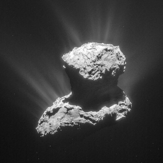 Това е кометата 67P/Чурюмов-Герасименко, посетена от мисията Rosetta на ESA и нейния модул Philae през 2015 г. Снимката е направена от разстояние 86,6 км, само няколко дни преди много по-близко прелитане. Инструментите COSAC и Ptolemy на модула Philae са открили шестнадесет органични вещества на повърхността на кометата, включително HCN и аминокиселината глицин. За съжаление, това е голяма крачка от откриването на тези химикали на комета и доставянето им на Земята в достатъчни количества, за да допринесат за появата на живот. Автор на изображението: ESA/Rosetta/NavCam – CC BY-SA IGO 3.0