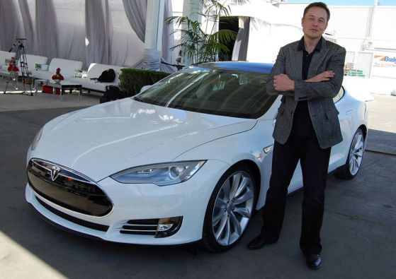 Tesla наема служители, които ще защитават Илън Мъск в социалните мрежи