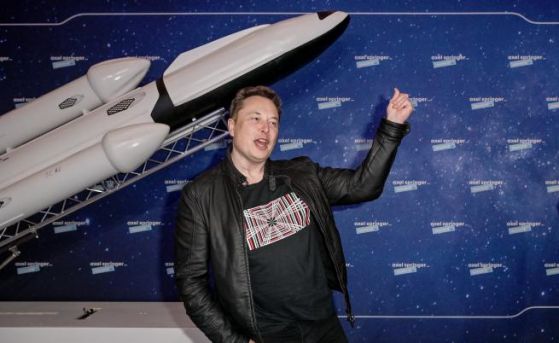 Илон Мъск плати 10 000 долара за пътуване в Космоса с Virgin Galactic