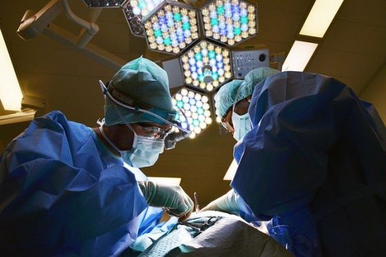 Хирург се "яви" виртуално пред съда, докато оперира