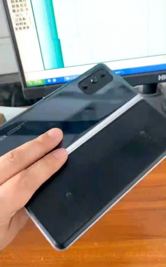 Нови снимки на сгъваемия телефон на Xiaomi