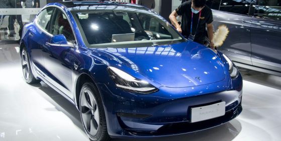 Китай възнамерява да забрани на своите държавни служители и военни да карат електромобилите на Tesla