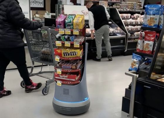 Робот преследва клиенти в магазин, за да им предлага бонбони (Видео)