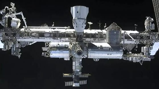 Космическият кораб Crew Dragon 2 на компанията SpaceX се скачи с МКС