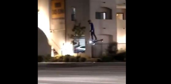 Видяха мъж да сърфира във въздуха на гигантски дрон (видео)