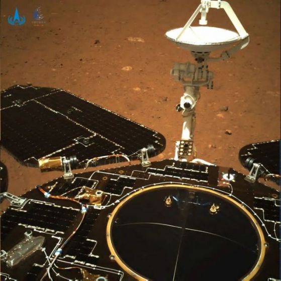 Китайският марсоход изпрати първи снимки и видеа от Червената планета