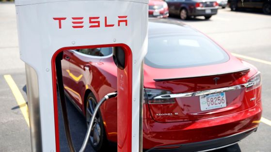 Норвежки съд задължи Tesla да изплати по $16 хиляди на притежателите на електромобили с тротлинг при зареждането