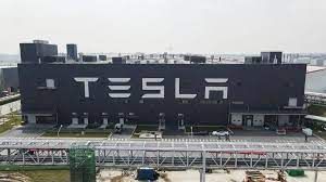 Financial Times: Tesla възнамерява да закупи завод за производство на чипове