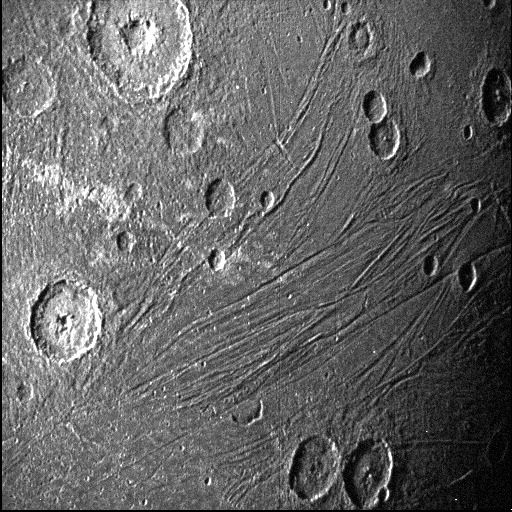 Juno изпрати първите детайлни снимки на Ганимед