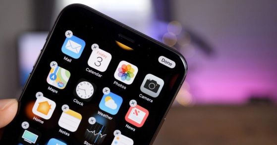 Нов закон може да забрани на Apple да доставя iPhone със собствените си приложения