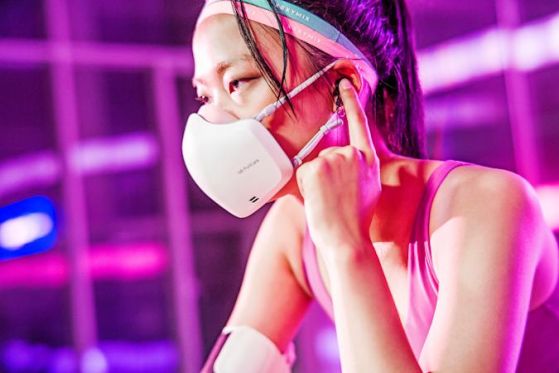 LG подобрява своята маска с вграден микрофон и високоговорител