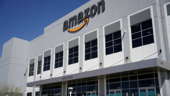 И Amazon отложи връщането на служителите в офисите си за догодина