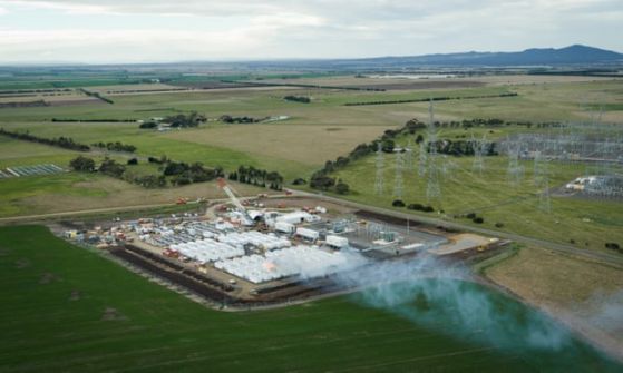 Четвърти пореден ден не може да бъде угасен пожара в строящото се в Австралия акумулаторно хранилище