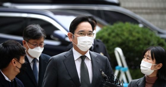 Samsung leader Jay Y. Lee granted parole, to leave prison on Friday