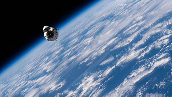 Пилотираният космическият кораб Crew Dragon на SpaceX успешно се скачи с МКС