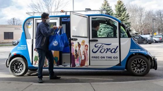Автономни коли на Ford доставят храна на възрастни хора в Детройт