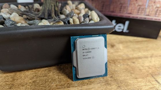 Скалпирането на Intel Alder Lake процесор намалява неговата температура с 10 °С