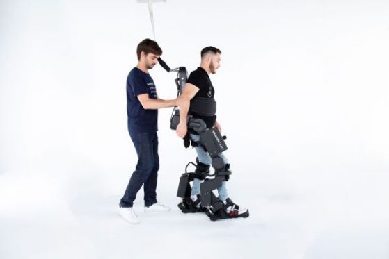 Този екзоскелет помага на парализирани пациенти да ходят