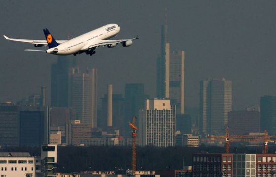 Заради пандемията хиляди пътнически самолети летят празни