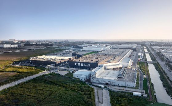 Китай отлага разширяването на гигафабриката на Tesla заради Starlink