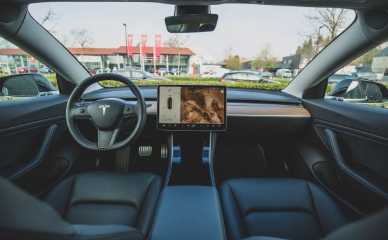 Служители на Tesla си споделяли лични снимки и клипове от автомобилите на клиенти