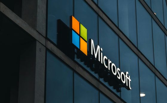 Microsoft инвестира в един от основните конкуренти на OpenAI