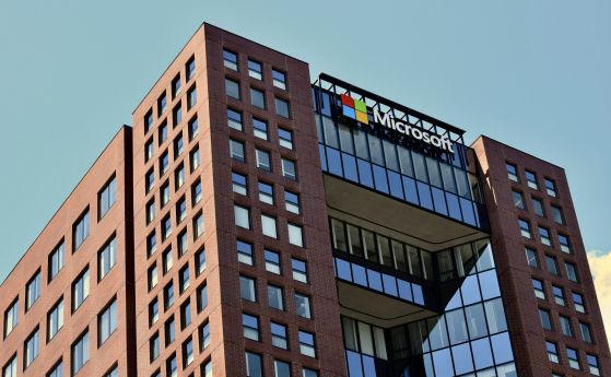 Microsoft съкращава 9 хил. служители заради инвестиции в AI