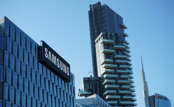 Печалбата на Samsung се сви наполовина