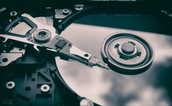 Учени разработиха стъклен носител на данни с капацитет 500 GB