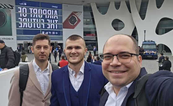 Деан Безлов (вдясно) от сцената на MWC 2026: NIS2 превръща AI от лукс в необходимост