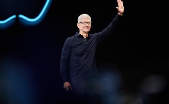 Apple навлиза в нова епоха с Джон Търнъс начело, докато Тим Кук преминава в борда на директорите