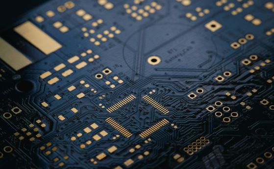 Учени създадоха суич, който е 1000 пъти по-бърз от AI чиповете и почти не генерира топлина