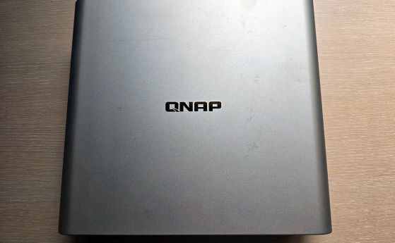 Ревю на QNAP TBS-h574TX – компактен и преносим NAS модел, който се побира в обикновена раница