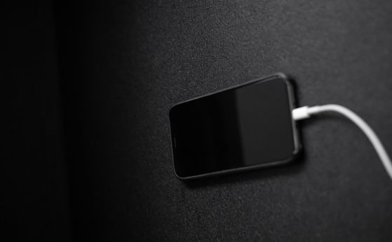 Нощното зареждане на смартфона е сред най-вредните за батерията
