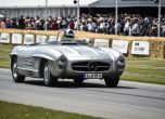 Иконата Mercedes-Benz 300SL Roadster стана на 60 години 14
