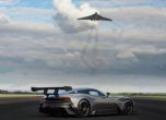 Видео: Aston Martin Vulcan срещна баща си 3