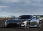 Видео: Aston Martin Vulcan срещна баща си 4