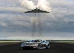 Видео: Aston Martin Vulcan срещна баща си 5