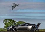Видео: Aston Martin Vulcan срещна баща си 10
