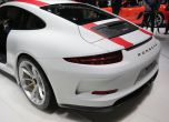 ВИДЕО: Porsche 911 R играе криеница със сателит 5